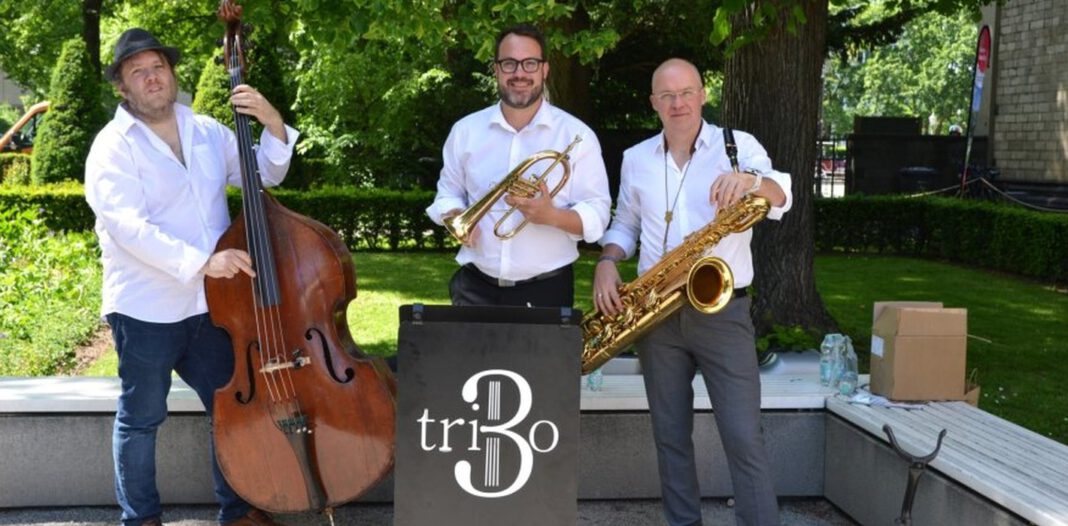 Akustiktrio Tri3o spielt Pop und Jazz im Paradiesgarten von St. Kastor