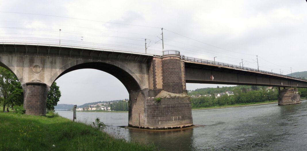 Ausbau der Horchheimer Eisenbahnbrücke erreicht Halbzeit Zweiter Bauabschnitt beginnt in Kürze Ausbau der Horchheimer Eisenbahnbrücke erreicht Halbzeit Zweiter Bauabschnitt beginnt in Kürze