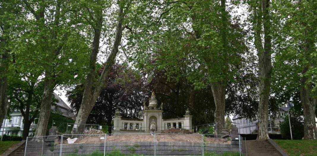 Balkon vor Denkmal der Kaiserin Augusta wird um rund zwei Meter verlegt und restauriert
