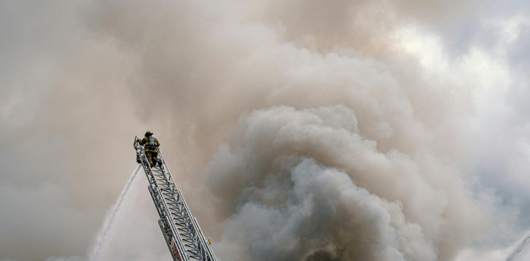 Chemische Reaktion in Koblenzer Industriehalle führt zu Rauchentwicklung und Krankenhauseinweisungen