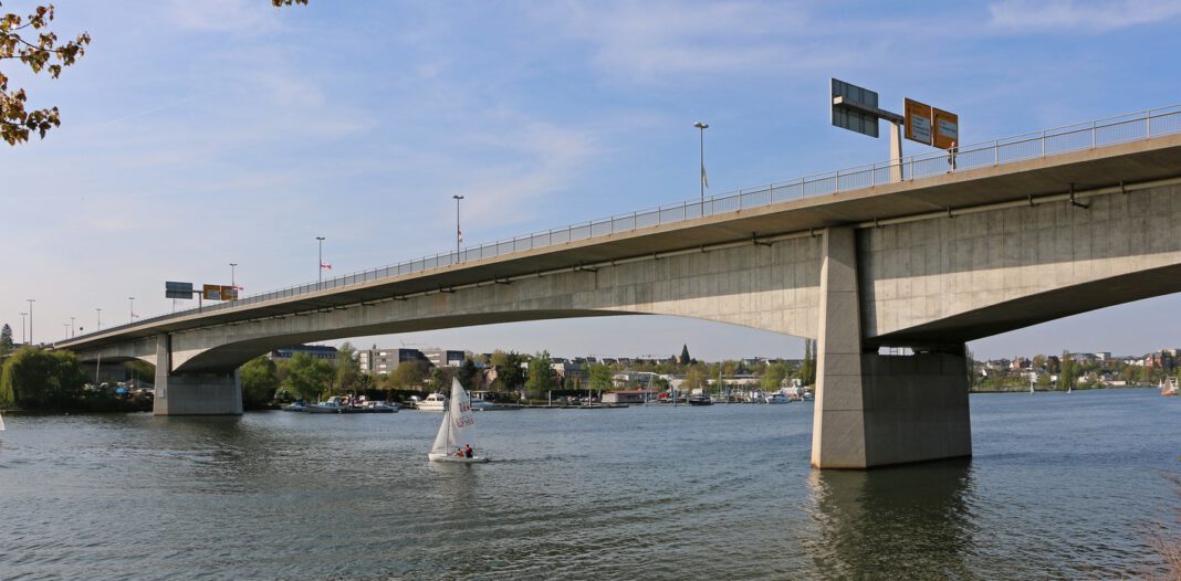 Große Verkehrstafeln an Kurt Schumacher Brücke und B416 werden nachts erneuert Große Verkehrstafeln an Kurt Schumacher Brücke und B416 werden nachts erneuert