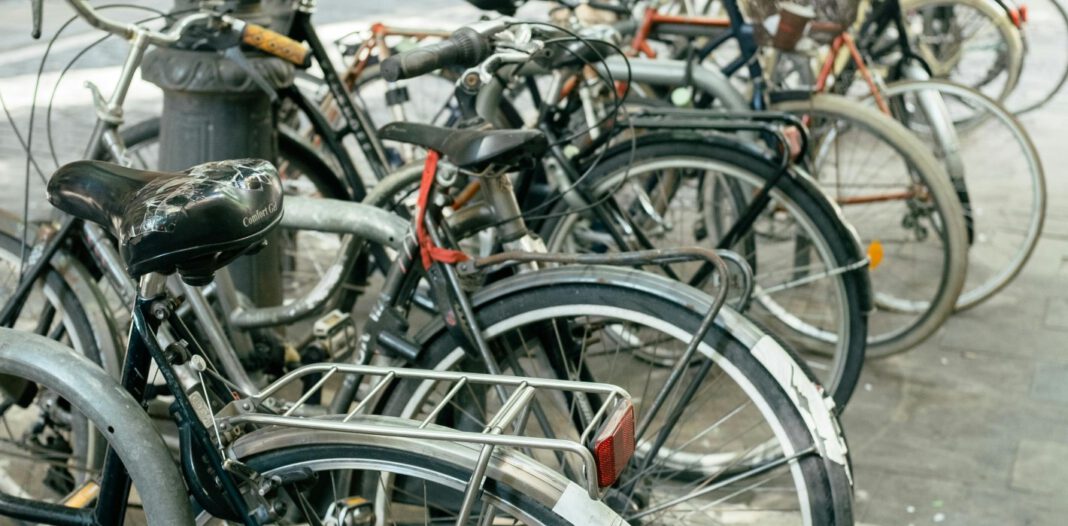 Koblenz richtet neue Fahrradbügel in der Altstadt ein und erweitert Abstellkapazität