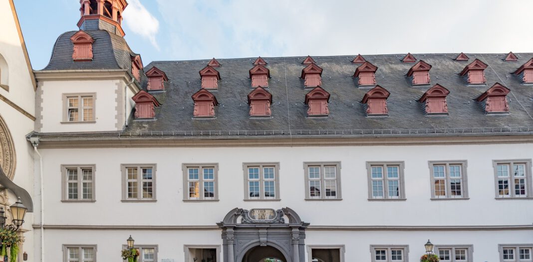 Leuchtender Adventskalender am Rathausdach macht Jesuitenplatz zum Blickfang