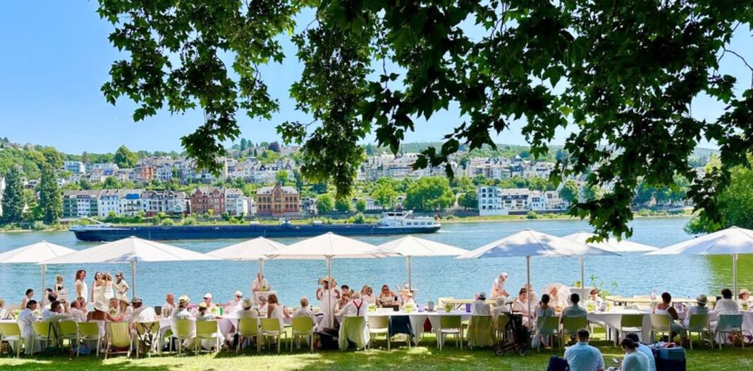 Picknick in Weiß am Rhein: Dîner en blanc in der Kaiserin Augusta Anlage Picknick in Weiß am Rhein: Dîner en blanc in der Kaiserin Augusta Anlage