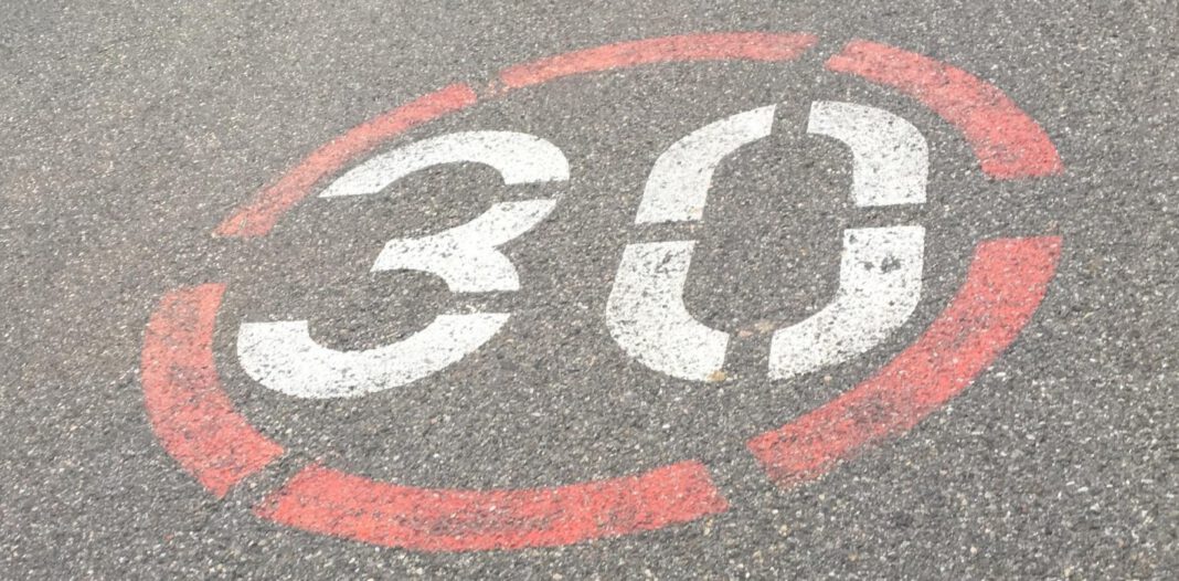 Stadt führt Tempo 30 Zonen in Niederberg ein und vereinheitlicht Höchstgeschwindigkeit in Pfarrer Kraus Straße