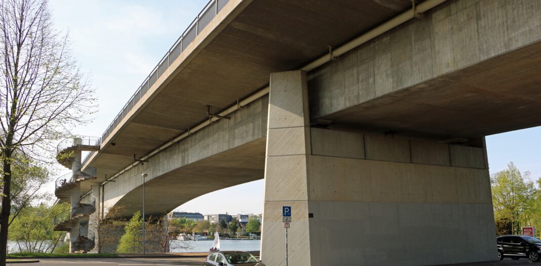 Unterführung an Kurt Schumacher Brücke für Pkw gesperrt: Fuß und Radverkehr bleibt möglich Unterführung an Kurt Schumacher Brücke für Pkw gesperrt: Fuß und Radverkehr bleibt möglich